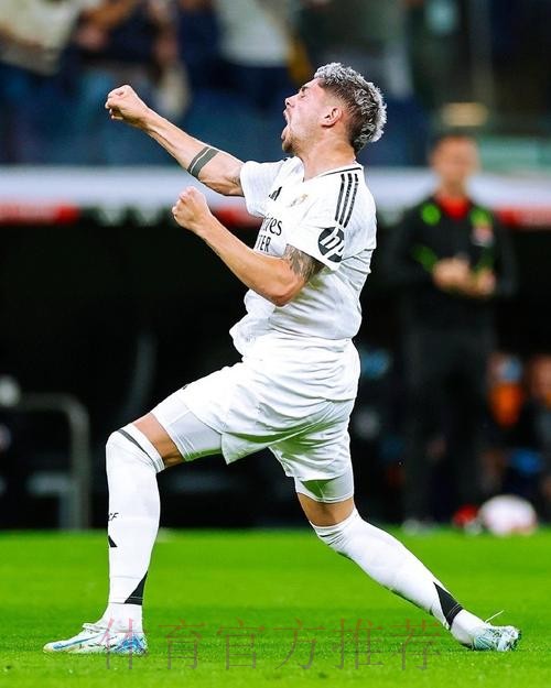 巴尔韦德:现在带着手部骨折伤势踢球 很疼但能踢